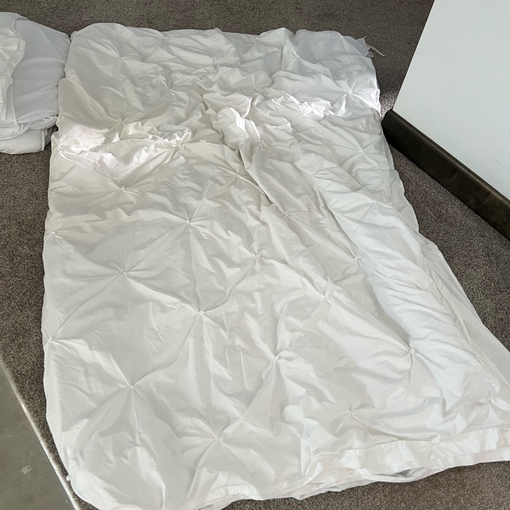 White Bedding Set - comforter